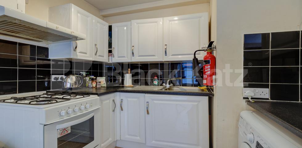 Spacious studio amazing location modern kitchen mins to tube & shops Abingdon Road, High Street Kensington